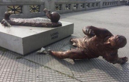 Вандалы разбили статую Лионеля Месси в Аргентине