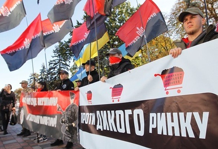 Митинг против согласования «формулы Штайнмайера» проходит в центре Киева