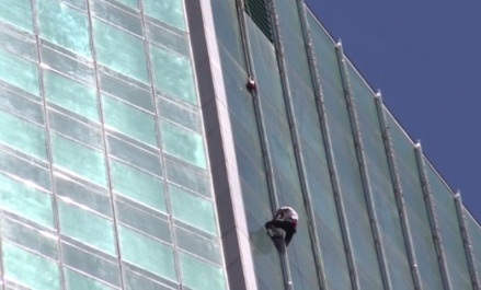 «Человек-паук» поднялся по стене небоскрёба в деловом центре «Москва-Сити»