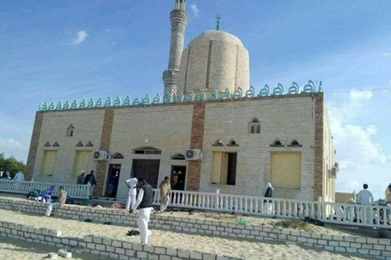 Напавшие на мечеть в Египте боевики несли с собой флаг ИГ