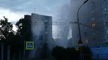 Фонтан тёплой воды образовался на улице в Петербурге из-за прорыва трубы