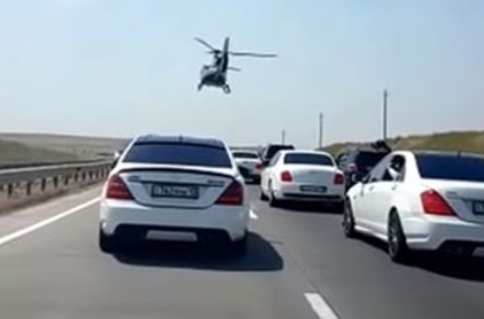 Свадебный кортеж из люксовых автомобилей и вертолёта в Казахстане попал на видео