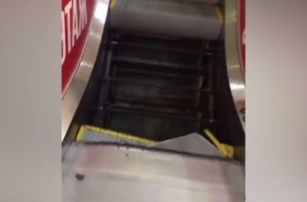 СКР начал проверку после обрушения эскалатора в торговом центре в Москве