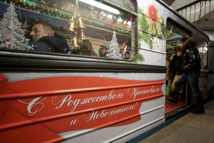 В составе новогоднего поезда метро Москвы запустили вагон, посвящённый Рождеству