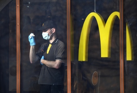 McDonaldʼs сообщил о приостановке работы в России