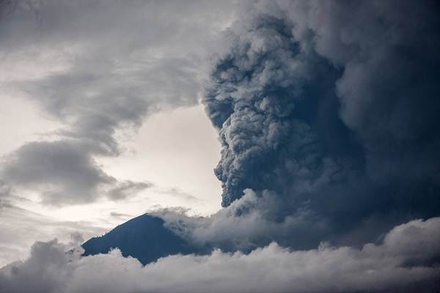 Аэропорт Бали не откроется до среды из-за вулканического пепла