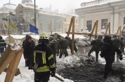 Полиция в Киеве разогнала палаточный городок перед зданием Рады
