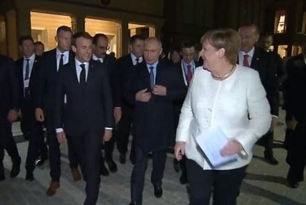 Ангела Меркель по-русски спросила Владимира Путина про его пальто