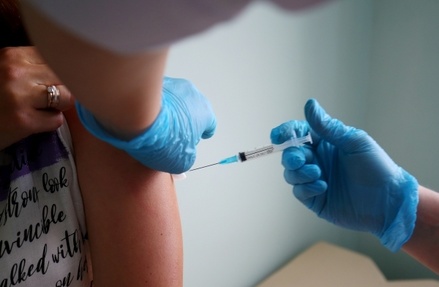 Вирусолог объяснил недостатком информации недоверие россиян к вакцинам от COVID-19