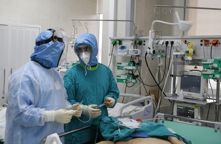 Кабмин выделит 7,7 млрд рублей на отпускные борющимся с COVID-19 врачам  