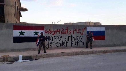 Сирийские военные поздравили Путина с помощью граффити