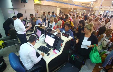 Российские туристы жалуются на многократный перенос рейсов из Египта