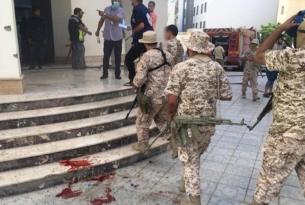 Два человека погибли, десятки ранены при взрыве в нефтяной корпорации в Триполи