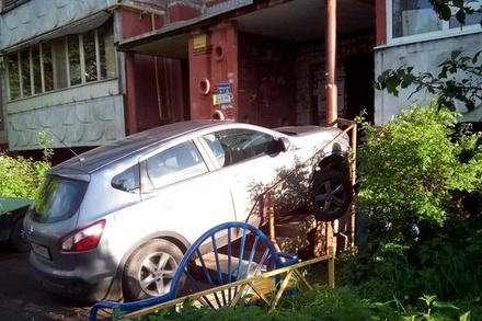Автомобилист в Калуге пытался заехать в подъезд жилого дома