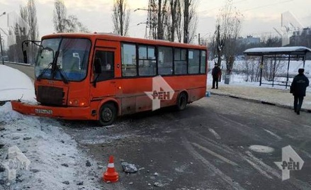 Автобус сбил пенсионерку с двумя внуками на остановке в Нижнем Новгороде