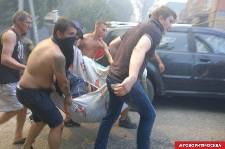 В Ростове-на-Дону жители помогают выбираться пострадавшим из зоны пожара 