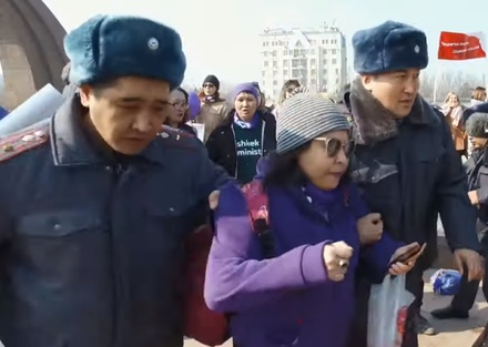 Неизвестные напали на участников марша за права женщин в Киргизии