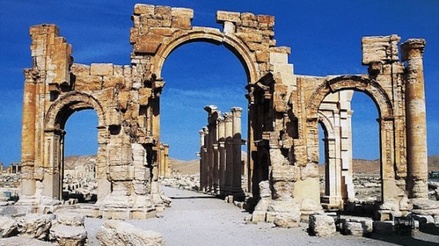 Боевики ИГ взорвали в Пальмире построенную 2000 лет назад Триумфальную арку