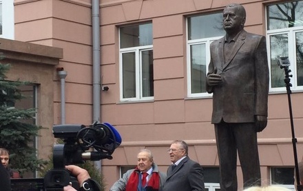 В Москве установили памятник лидеру ЛДПР Владимиру Жириновскому