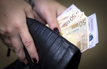 Курс евро в начале дня упал ниже 70 рублей