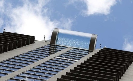 На крыше небоскрёба в Хьюстоне установили бассейн с прозрачным дном