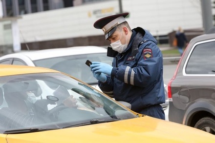 В Москве таксисты попросили мэрию освободить их от обязанности проверять пропуска