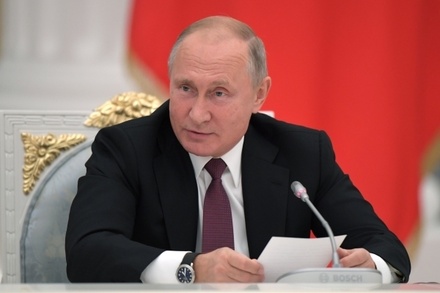 Путин подписал закон о праве депутатов и сенаторов отказаться от надбавок к пенсии
