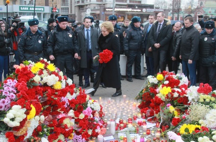 Глава Совфеда Валентина Матвиенко возложила цветы к посольству Франции в Москве