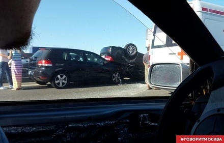 В результате ДТП с перевернувшейся машиной в Новой Москве есть пострадавшие 