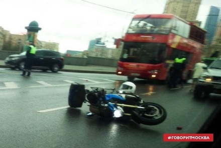 В Москве на Новом Арбате столкнулись туристический автобус и мотоцикл 