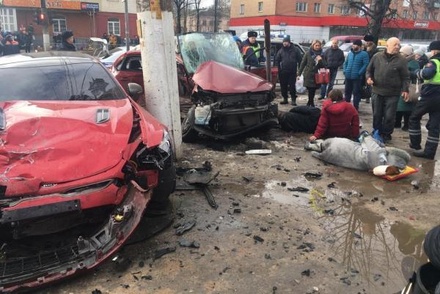 Автомобиль в Твери сбил четырёх человек на тротуаре