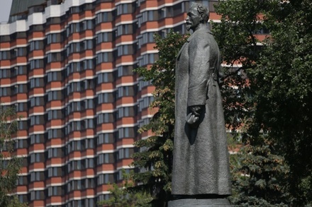 В Москве впервые за 25 лет возложили цветы к памятнику Феликсу Дзержинскому