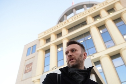 Навальный собирается подать в суд на Чайку