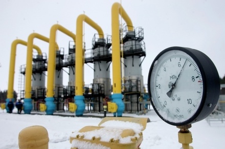 Азаров обвинил США в попытке перекрыть транзит российского газа в Европу