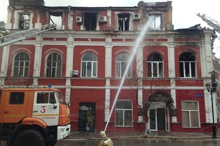 Число жертв крупного пожара в жилом доме в Астрахани выросло до двух