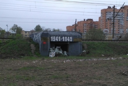 В Петербурге коммунальщики спрятали собранный у железной дороги мусор в ДОТе