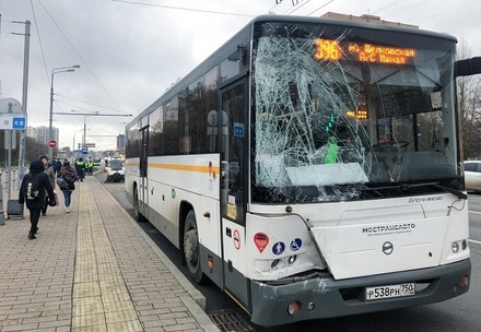 Число пострадавших при столкновении маршрутки с автобусом в Москве увеличилось до 11