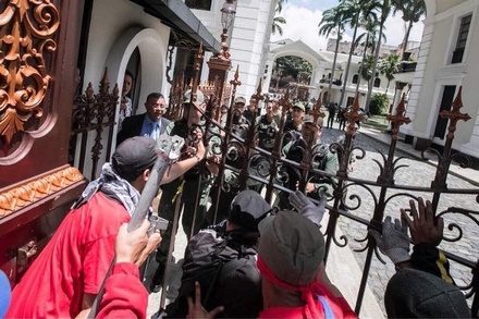 Сторонники президента Венесуэлы покинули ранее захваченное здание парламента