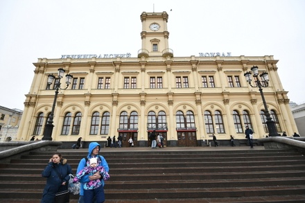 Кинологи проверяют Ленинградский вокзал в Москве из-за угрозы взрыва