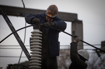 Российские энергетики не исключили перехода на постоянные поставки электричества в ЛНР