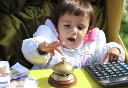 Владимир Путин подписал закон о выплате детских пособий до трёх лет