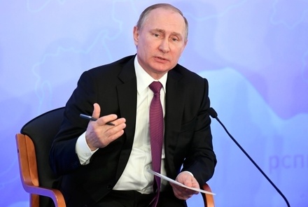 Президент Владимир Путин не смог разобрать собственный почерк