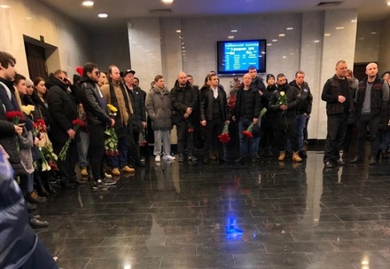 Десятки фанатов Децла собрались у Центральной клинической больницы в Москве