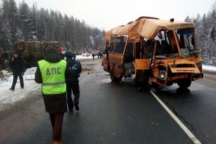 Автобус с подростками столкнулся с грузовиком в Коми