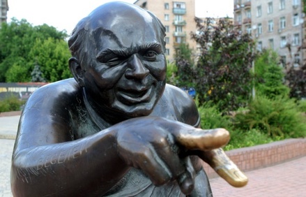 Момент кражи памятника Евгению Леонову в Москве попал на видео