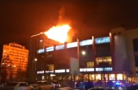 Посетителей ТРЦ возле горящего дома в Грозном эвакуировали
