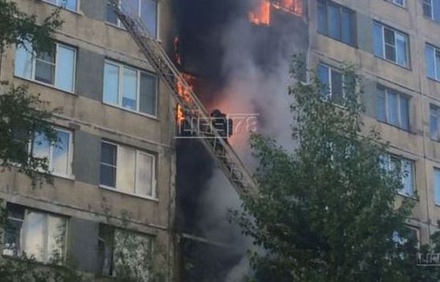 Крупный пожар произошёл в жилом доме в Петербурге
