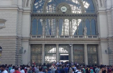 Закрытый из-за наплыва мигрантов вокзал в Будапеште возобновил свою работу
