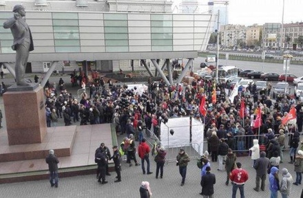 Митинг против расширения зоны платной парковки в Москве собрал около 500 человек