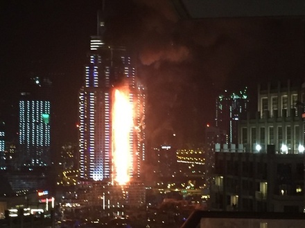 Центр Дубая окутан дымом после пожара в отеле-небоскрёбе